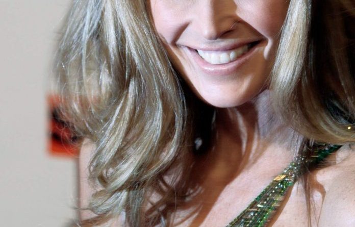 Elle MacPherson promoting anti-vax campaign