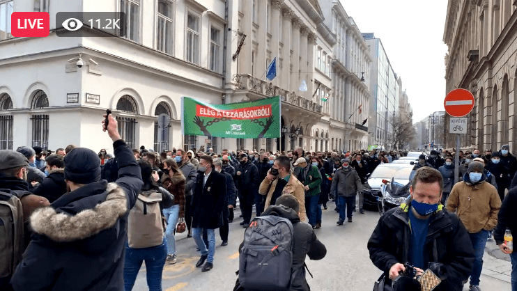 Supporters “walking individually” (as they were told to do by police on scene) to the parliament building after Toroczkai’s speech at the Mi Hazánk (Our Homeland) demonstration on 15th March 2021. Image capture of Telex.hu Facebook live feed.