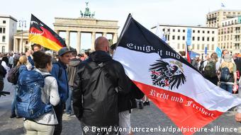 Deutschland l Protest gegen Corona-Maßnahmen Berlin, Reichsflagge