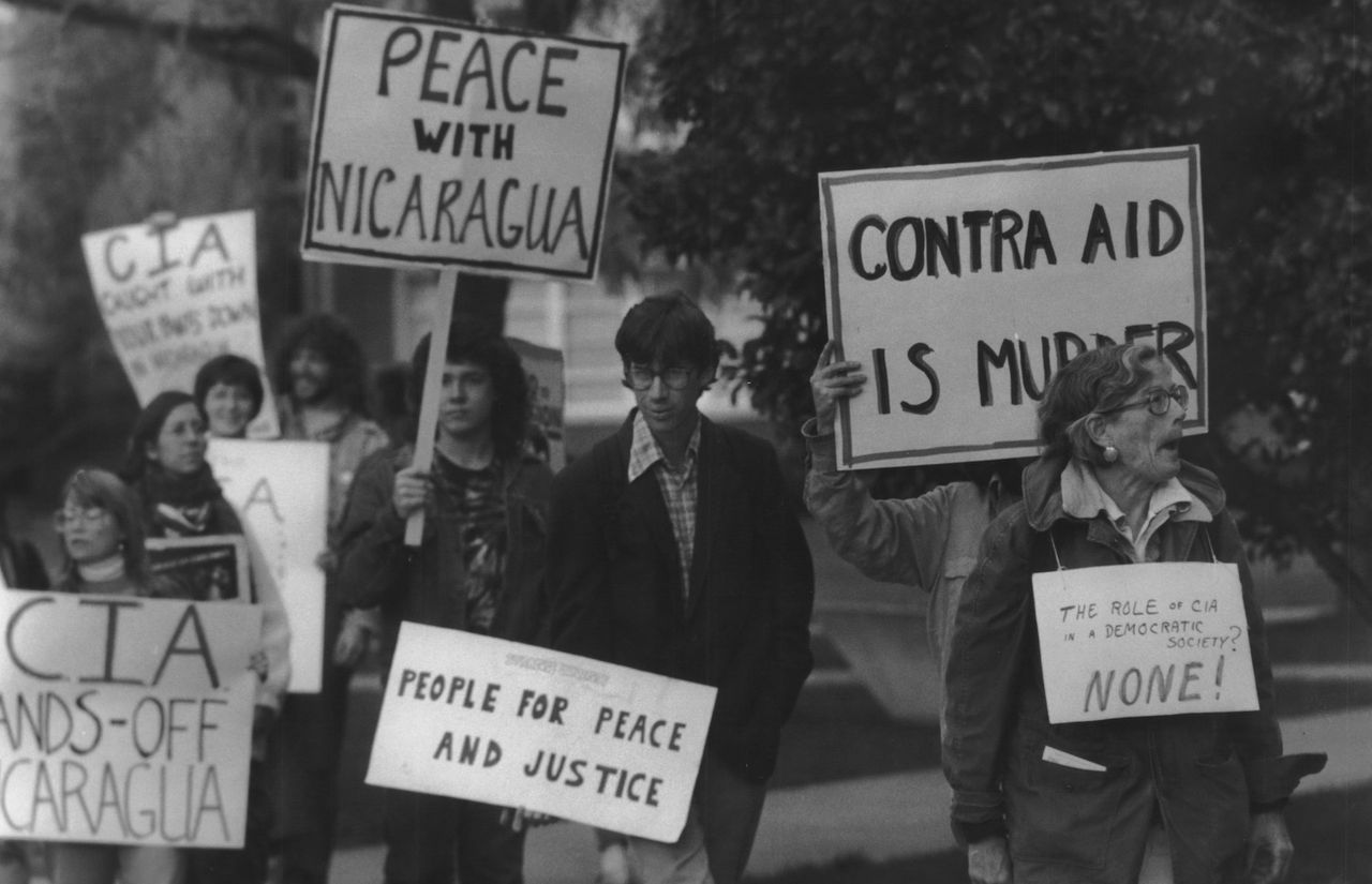 1986 Press Photo Anti CIA Nicaragua Peace Protesters at Syracuse University