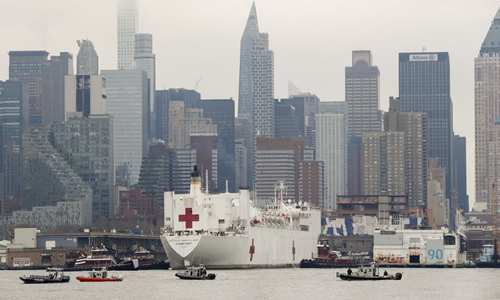 The US Navy Ship (USNS) Comfort docks at Pier 90 in New York, the United States, on March 30, 2020. The US Navy Ship (USNS) Comfort arrived in New York City on Monday, bringing 1,000 hospital beds to help relieve the city's overwhelmed hospital system amid COVID-19 pandemic. (Photo by Guang Yu/Xinhua)