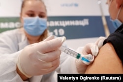 A man receives a dose of Pfizer-BioNTech vaccine against the coronavirus disease (COVID-19) at a vaccination centre in Kyiv, Ukraine on October 27, 2021. (Valentyn Ogirenko/Reuters)