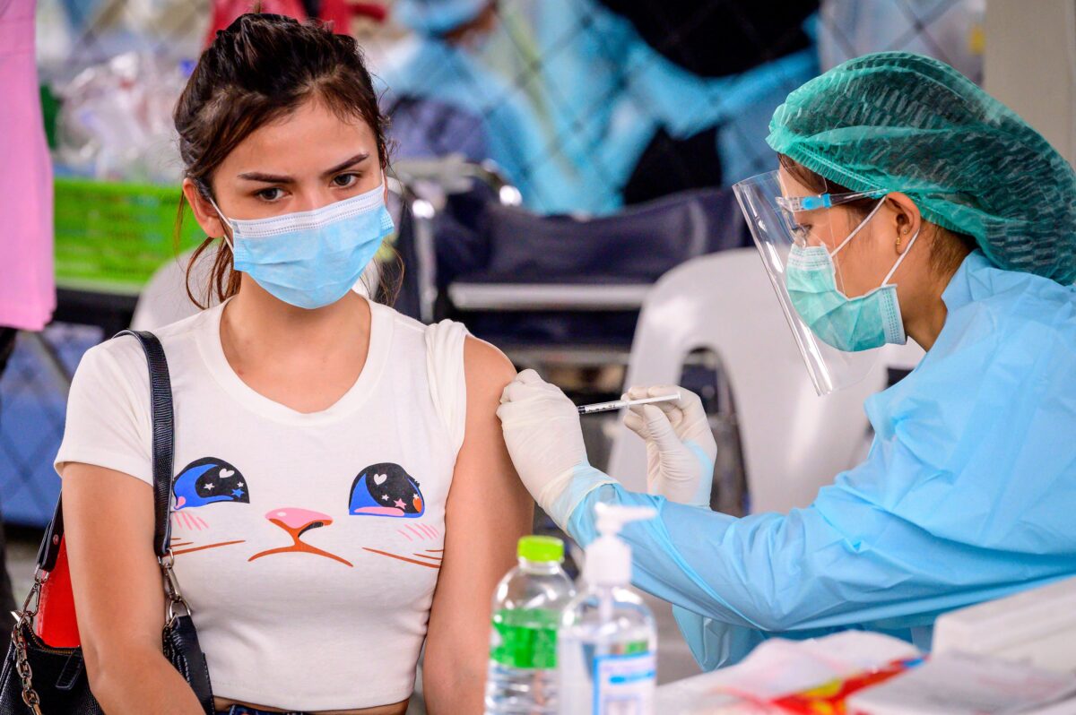 Severe Infections 5 Times More Likely Among Sinovac Than Pfizer COVID-19 Vaccine Recipients: Study Severe Infections 5 Times More Likely Among Sinovac Than Pfizer COVID-19 Vaccine Recipients: Study
