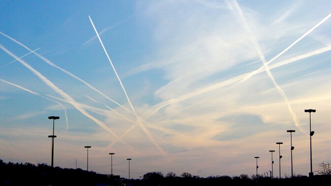 A web of contrails over the midwest | Photo: Quad Cities Chemtrails, some rights reserved