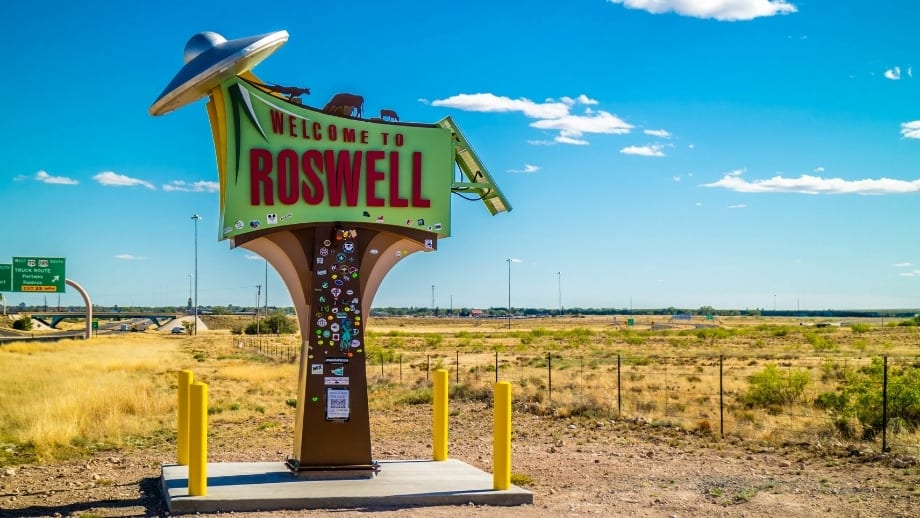 A big sign with a UFO on it that reads Welcome to Roswell