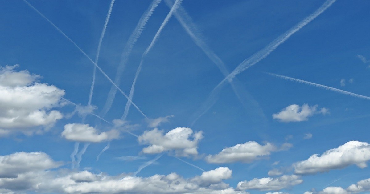 Post comparing chemtrails and contrails shows two examples of contrails Post comparing chemtrails and contrails shows two examples of contrails