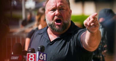 Alex Jones now has a conspiracy about the QAnon conspiracy - indy100