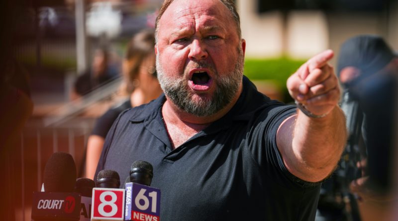 Alex Jones now has a conspiracy about the QAnon conspiracy - indy100