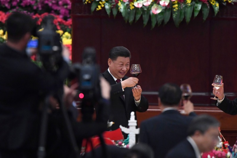 Chinese President Xi jinping toasts the guests during a banquet marking the 70th anniversary of the founding of the People's Republic of China on September 30, 2019 in Beijing, China.