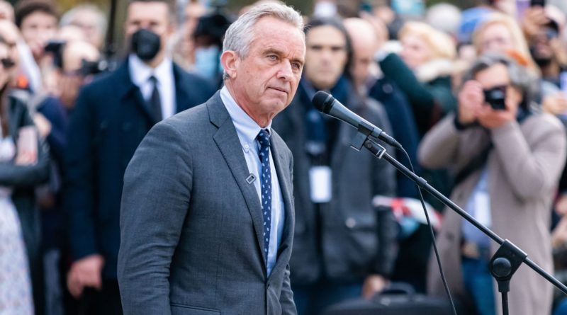 Robert F. Kennedy Jr. and His League of Extraordinary Anti-Vaxxers Sue Media Outlets Over Conspiracy ‘Boycott’ - Rolling Stone