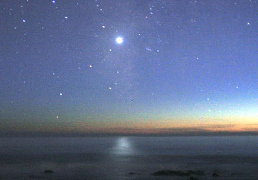 venus close to the horizon over the ocean