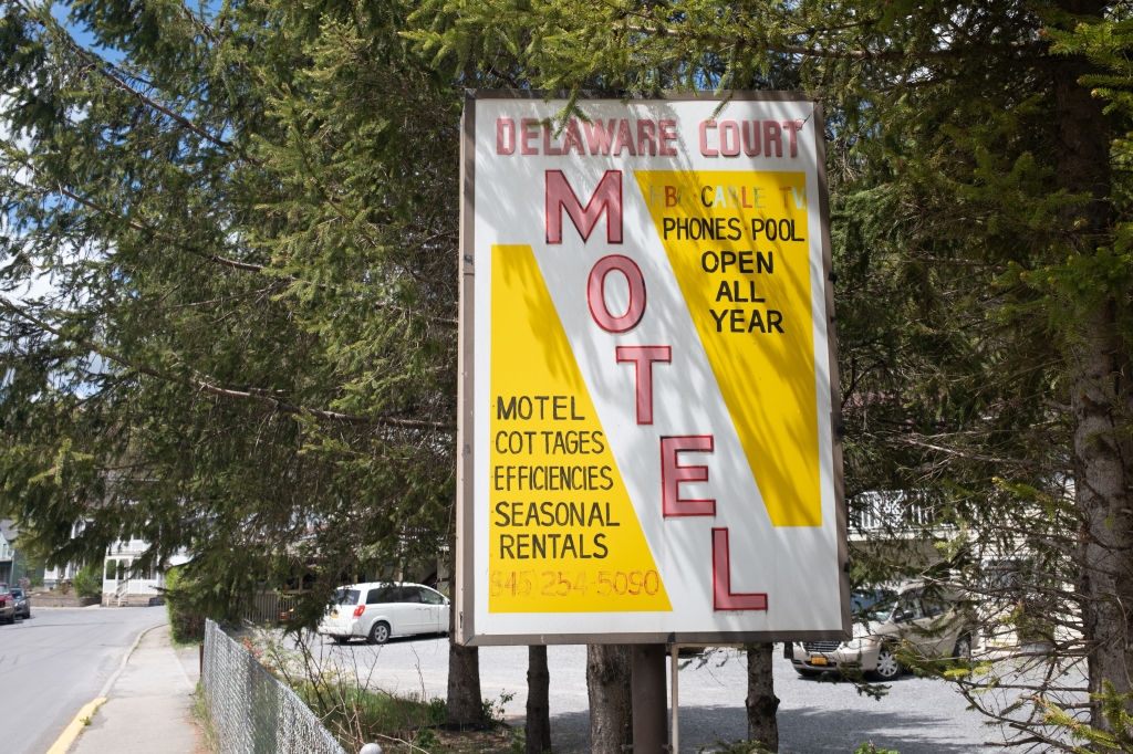 A sign for the Delaware Court Motel.