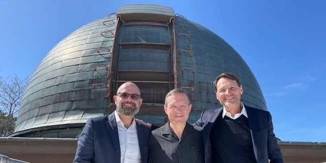 Harvard Professor Avi Loeb (center) with Rolf Dobelli (left) and Kiper Blakeley (right)