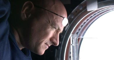 Retired NASA astronaut Scott Kelly describes his UFO experience. 'It turns out it was Bart Simpson, a balloon.'