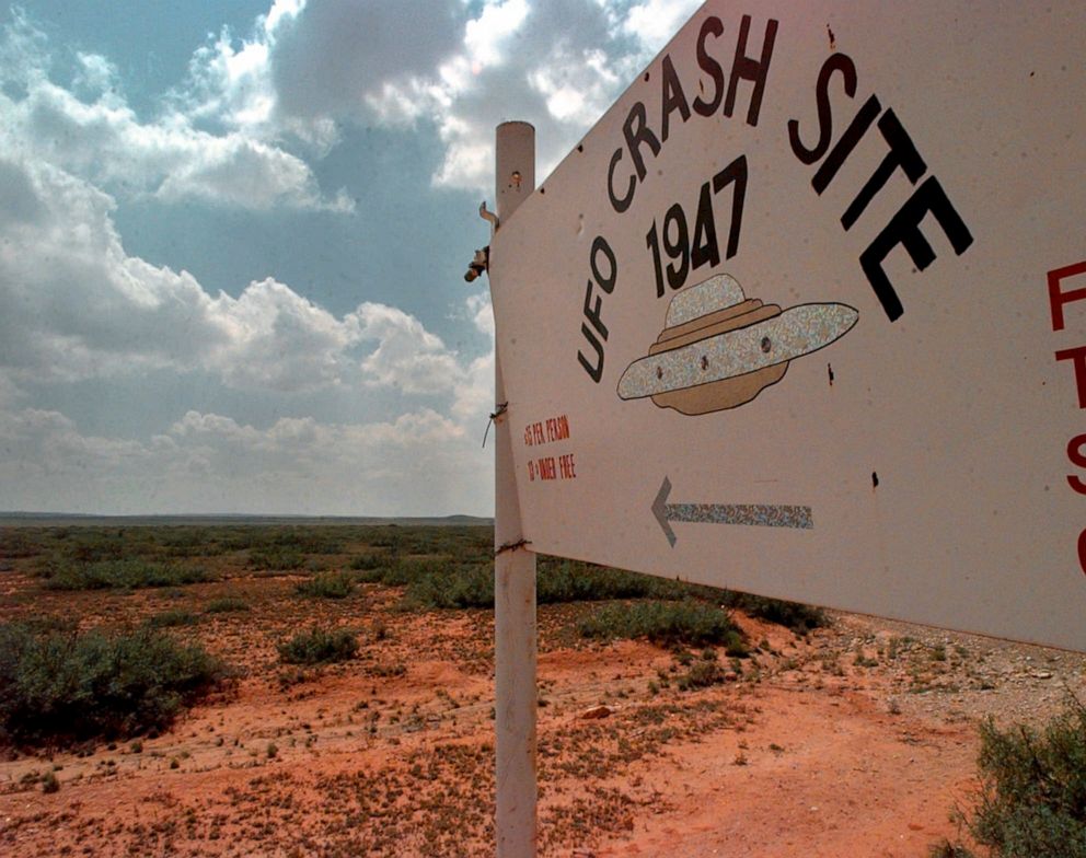 PHOTO: A sign directs travelers to the start of the "1947 UFO Crash Site Tours" in Roswell, N.M., on June 10, 1997.