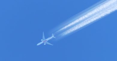 Long trails in the sky left by planes aren’t ‘chemtrails’ - Full Fact
