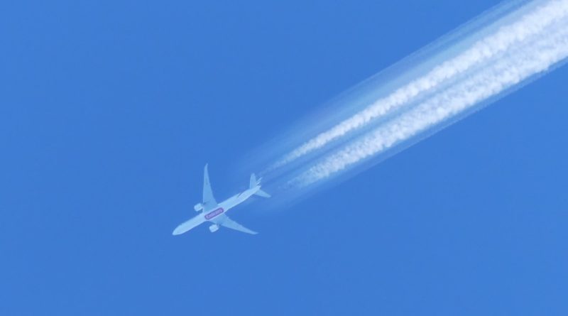 Long trails in the sky left by planes aren’t ‘chemtrails’ - Full Fact