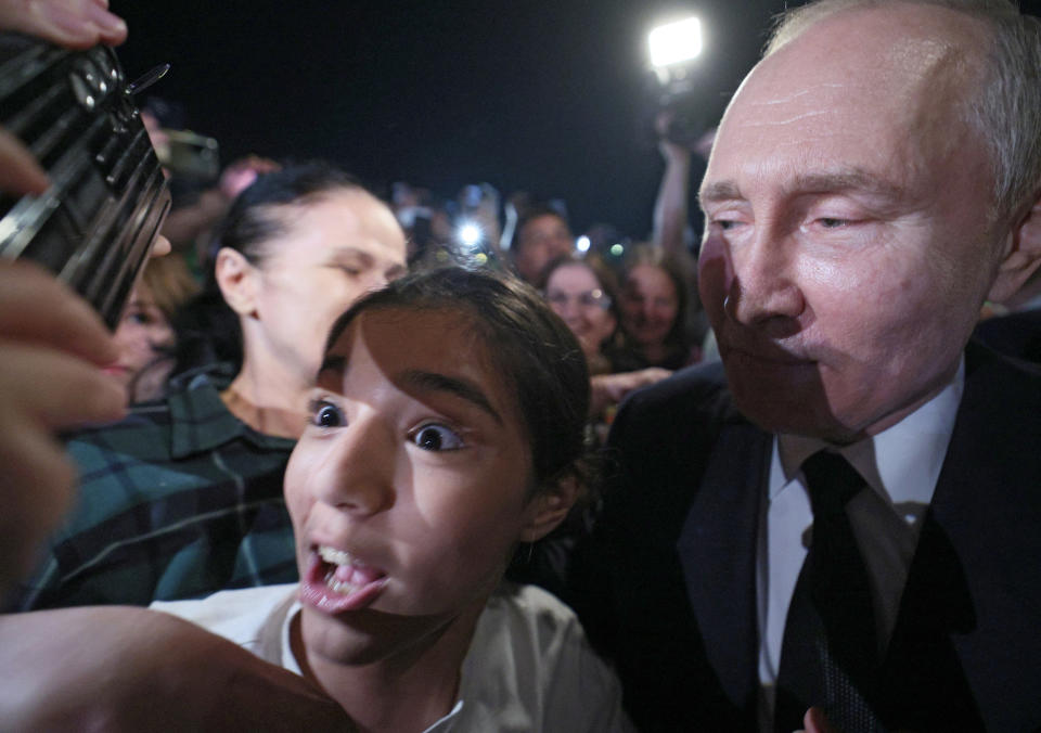 Russian President Vladimir Putin meets with people in a street in Derbent in the southern region of Dagestan, Russia, June 28, 2023. Sputnik/Gavriil Grigorov/Kremlin via REUTERS ATTENTION EDITORS - THIS IMAGE WAS PROVIDED BY A THIRD PARTY.