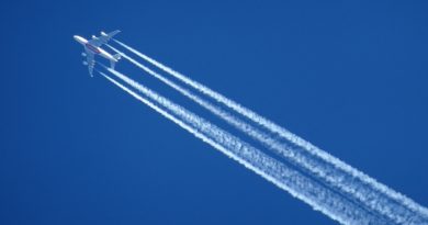 Image of white vapour trails in the sky does not show ‘chemtrails’ - Full Fact