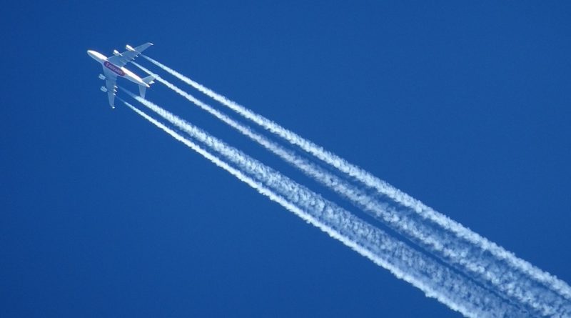 Image of white vapour trails in the sky does not show ‘chemtrails’ - Full Fact