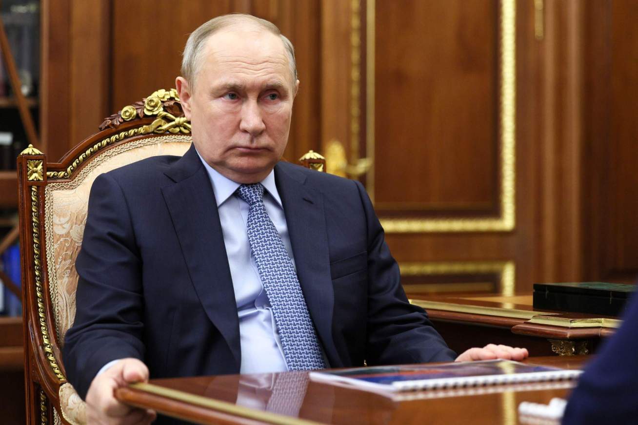 Russian President Vladimir Putin listens to RusHydro Director General Viktor Khmarin during their meeting at the Kremlin in Moscow, on July 22. Photo: Associated Press / Alamy