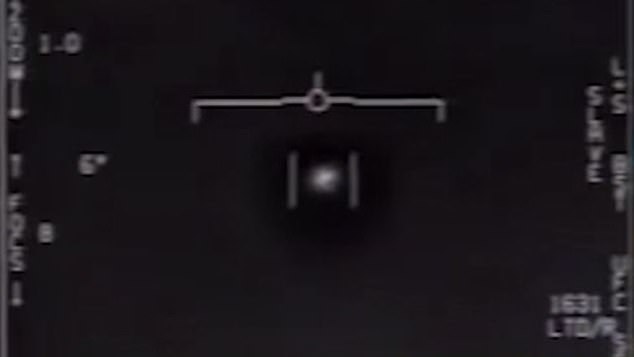 A screenshot from the video of a Navy pilot tracking the space craft over the Pacific. US military personnel in California believe they saw UFOs off the coast on November 14, 2004