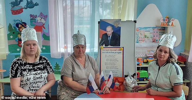 Some teachers claimed that after putting on the hat they felt a ¿purification of thoughts,¿ a ¿boost in spirits,¿ a ¿surge of patriotism¿ and a ¿need to help the [war]¿