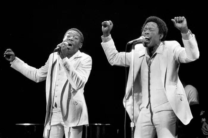 Sam Moore (R) and Dave Prater of Sam & Dave perform in 1980